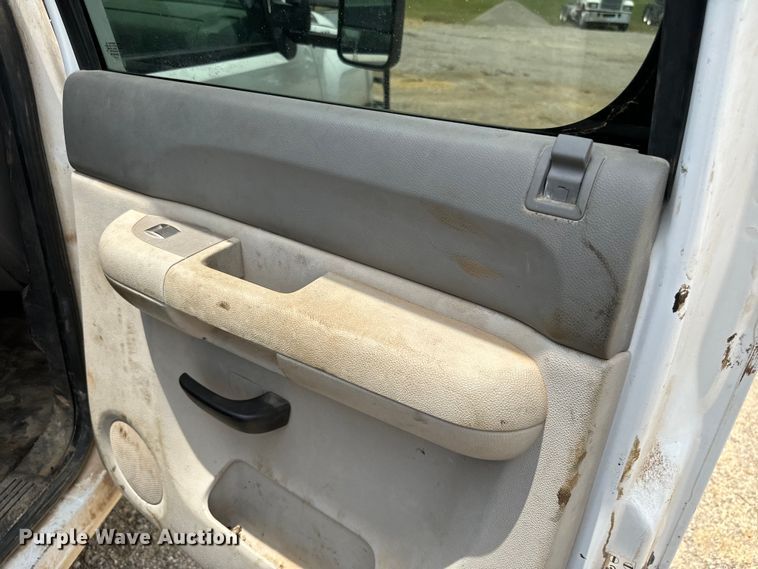 image for item IE9031 2012 Chevrolet  Silverado 3500HD Crew Cab flatbed pickup truck