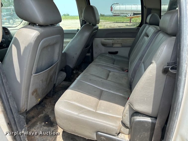 image for item IE9031 2012 Chevrolet  Silverado 3500HD Crew Cab flatbed pickup truck