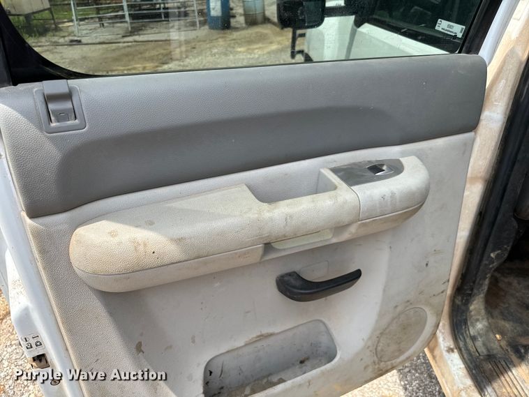 image for item IE9031 2012 Chevrolet  Silverado 3500HD Crew Cab flatbed pickup truck