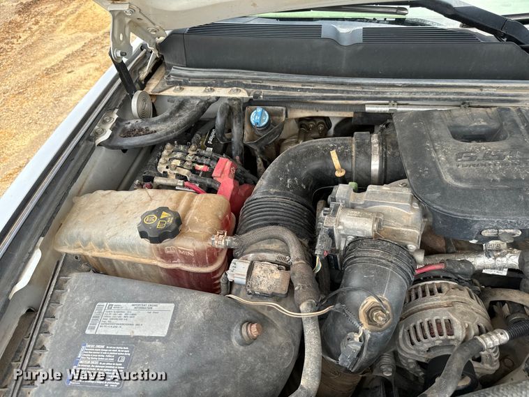 image for item IE9031 2012 Chevrolet  Silverado 3500HD Crew Cab flatbed pickup truck