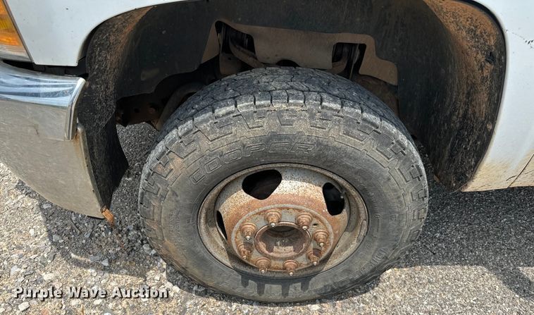 image for item IE9031 2012 Chevrolet  Silverado 3500HD Crew Cab flatbed pickup truck