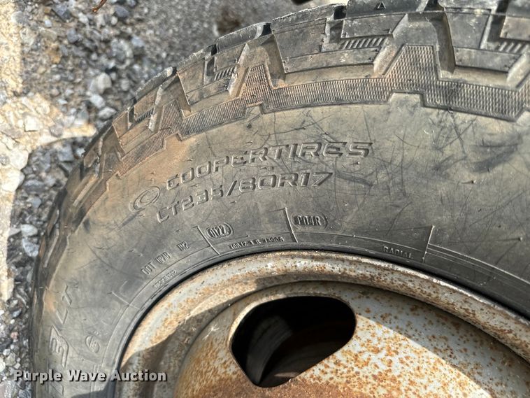 image for item IE9031 2012 Chevrolet  Silverado 3500HD Crew Cab flatbed pickup truck