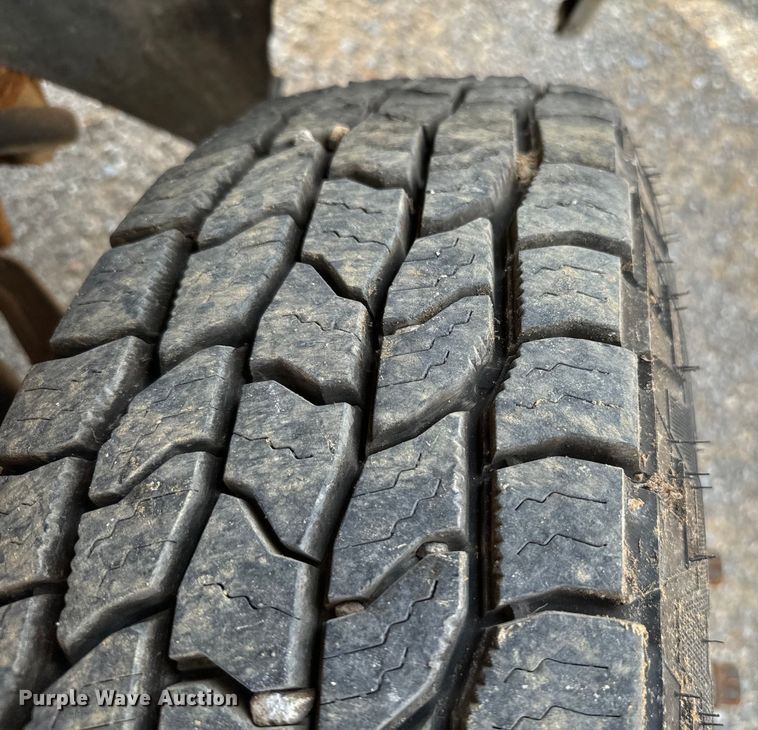 image for item IE9031 2012 Chevrolet  Silverado 3500HD Crew Cab flatbed pickup truck