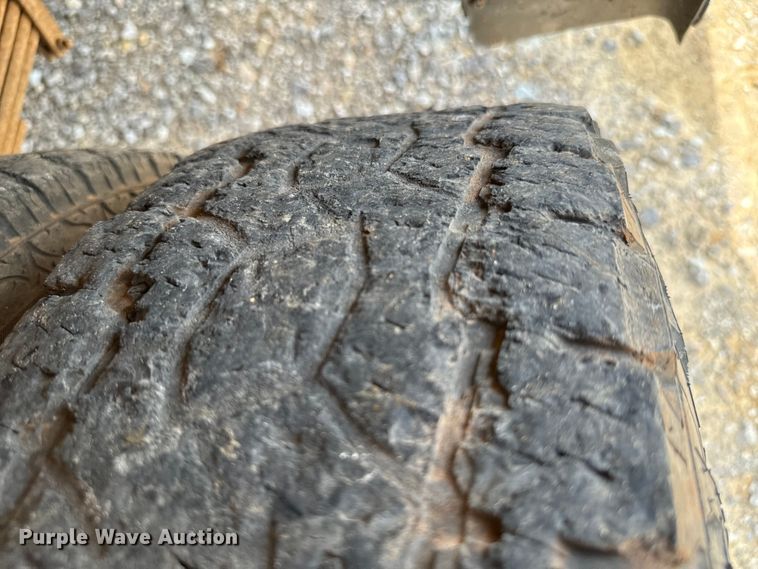 image for item IE9031 2012 Chevrolet  Silverado 3500HD Crew Cab flatbed pickup truck