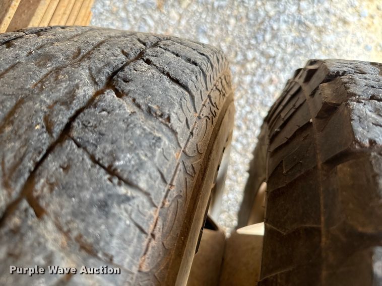 image for item IE9031 2012 Chevrolet  Silverado 3500HD Crew Cab flatbed pickup truck