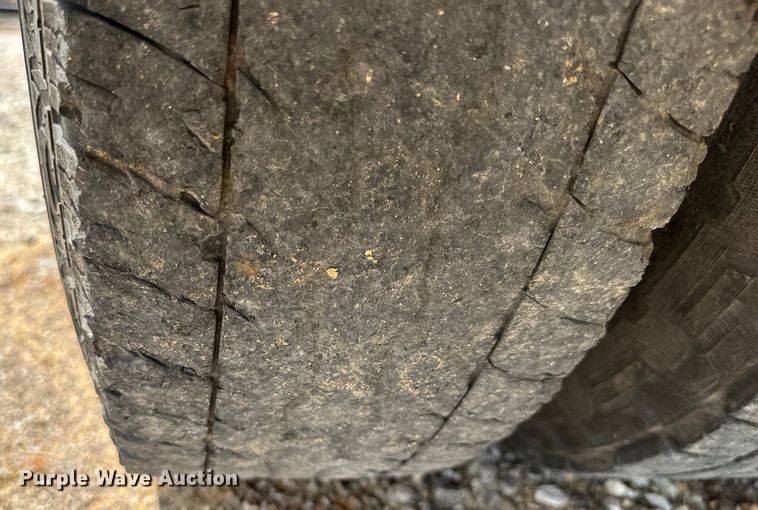 image for item IE9031 2012 Chevrolet  Silverado 3500HD Crew Cab flatbed pickup truck