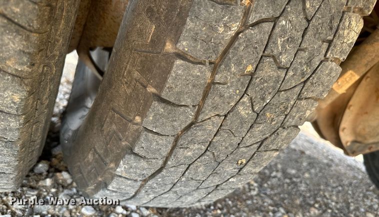 image for item IE9031 2012 Chevrolet  Silverado 3500HD Crew Cab flatbed pickup truck