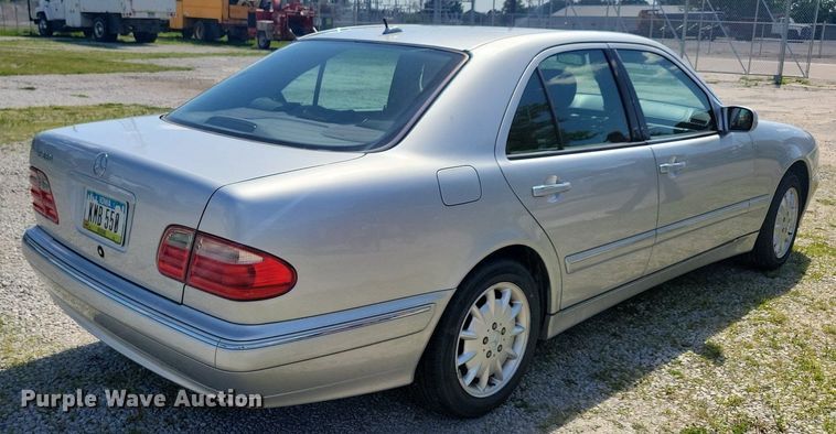 image for item KB9020 2001 Mercedes E320 