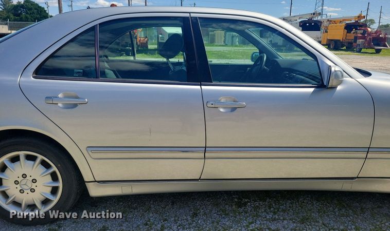 image for item KB9020 2001 Mercedes E320 
