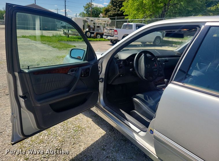 image for item KB9020 2001 Mercedes E320 