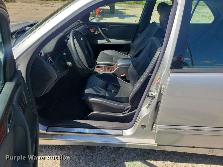 image for item KB9020 2001 Mercedes E320 