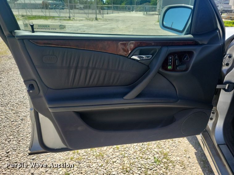 image for item KB9020 2001 Mercedes E320 