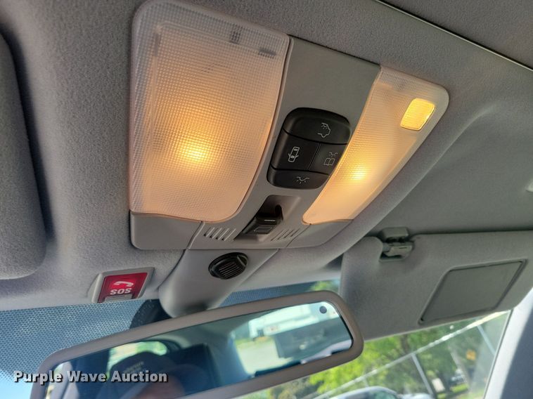 image for item KB9020 2001 Mercedes E320 