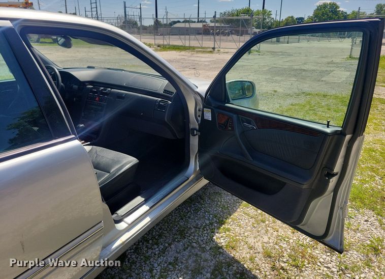 image for item KB9020 2001 Mercedes E320 