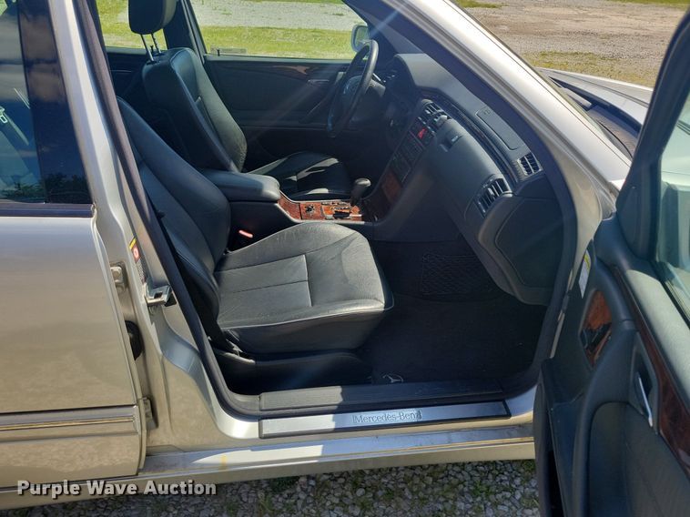 image for item KB9020 2001 Mercedes E320 