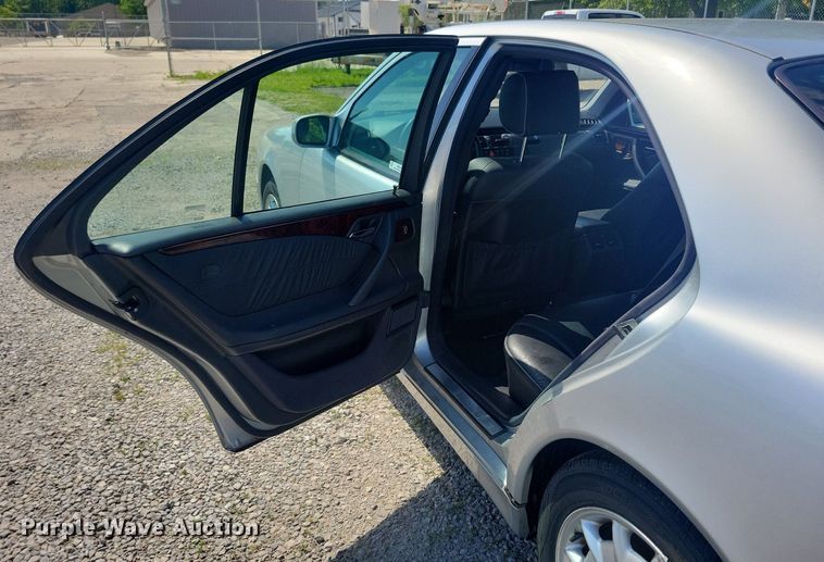 image for item KB9020 2001 Mercedes E320 