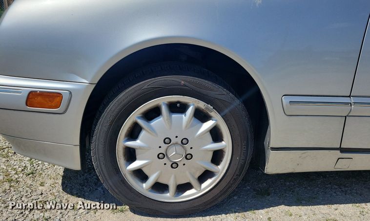 image for item KB9020 2001 Mercedes E320 