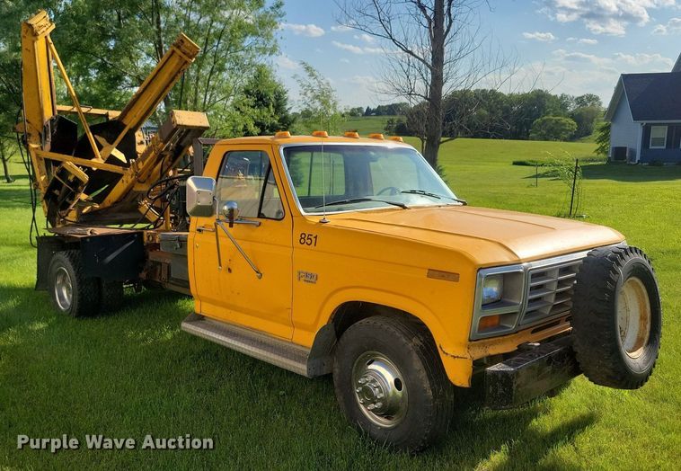 image for item KB9022 1985 Ford F350 pickup truck cab and chassis with tree spade