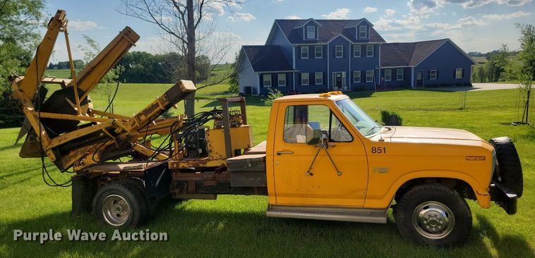 image for item KB9022 1985 Ford F350 pickup truck cab and chassis with tree spade