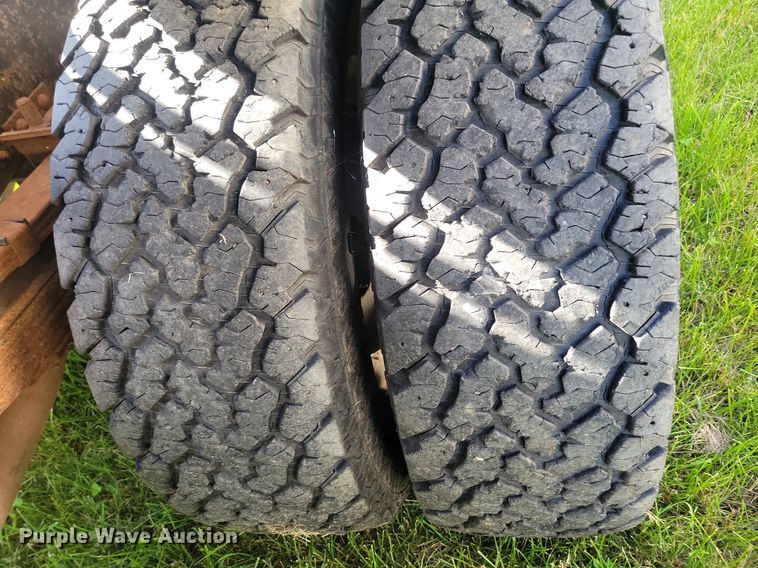 image for item KB9022 1985 Ford F350 pickup truck cab and chassis with tree spade