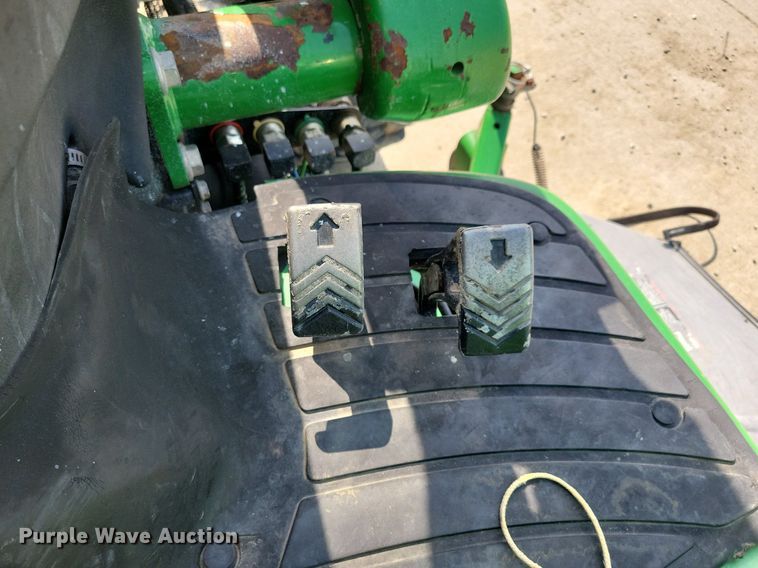 image for item KB9057 2007 John Deere 3320 MFWD tractor