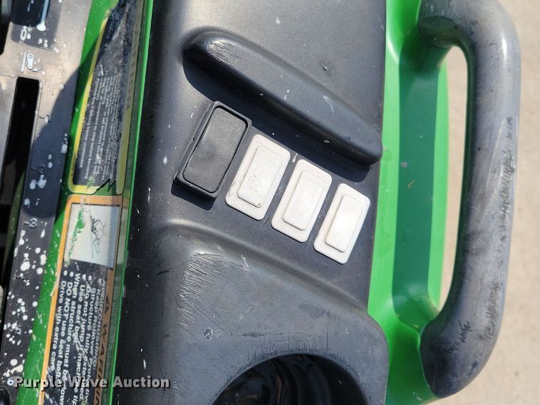 image for item KB9057 2007 John Deere 3320 MFWD tractor