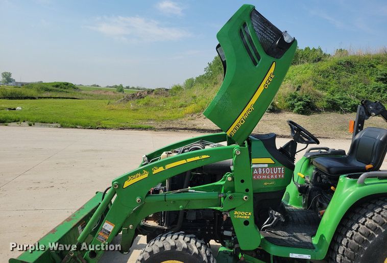 image for item KB9057 2007 John Deere 3320 MFWD tractor