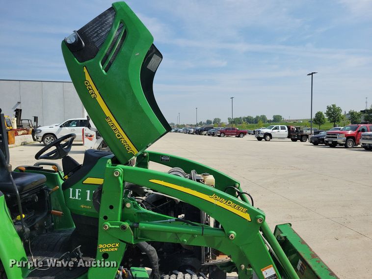 image for item KB9057 2007 John Deere 3320 MFWD tractor