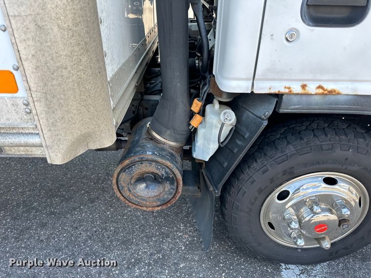 image for item LR9363 2004 Isuzu  NPR box truck