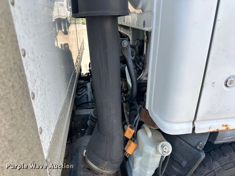 image for item LR9363 2004 Isuzu  NPR box truck