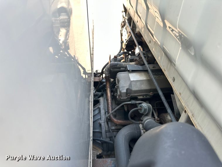 image for item LR9363 2004 Isuzu  NPR box truck