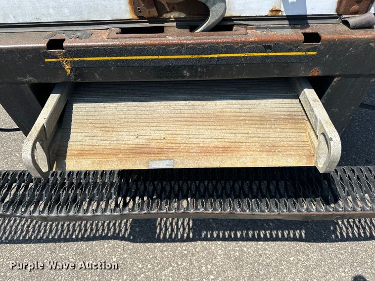 image for item LR9363 2004 Isuzu  NPR box truck