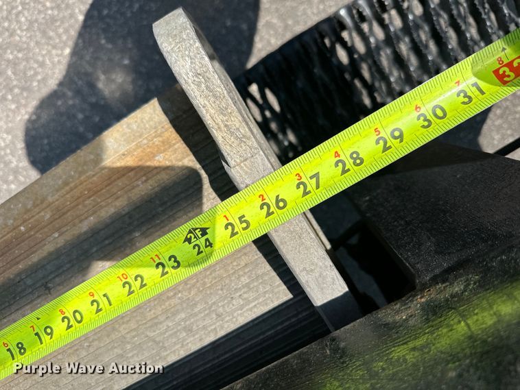 image for item LR9363 2004 Isuzu  NPR box truck