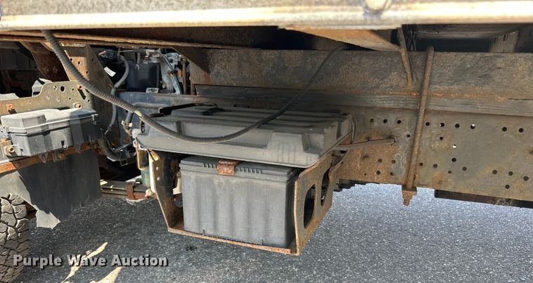 image for item LR9363 2004 Isuzu  NPR box truck