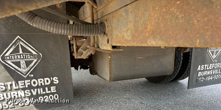 image for item LR9363 2004 Isuzu  NPR box truck