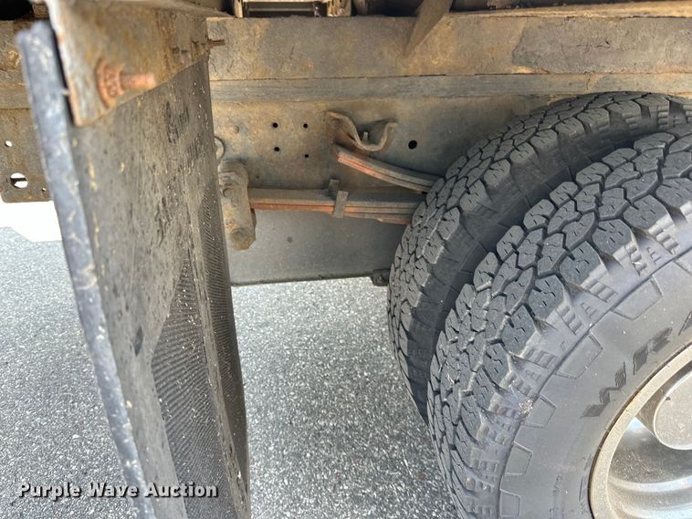 image for item LR9363 2004 Isuzu  NPR box truck