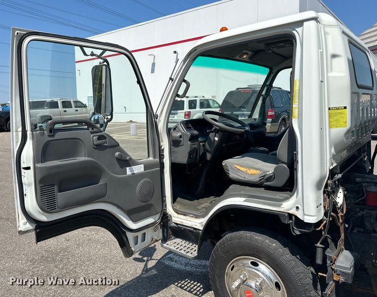 image for item LR9363 2004 Isuzu  NPR box truck