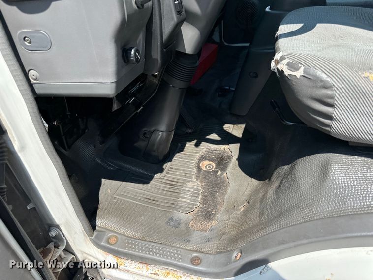 image for item LR9363 2004 Isuzu  NPR box truck