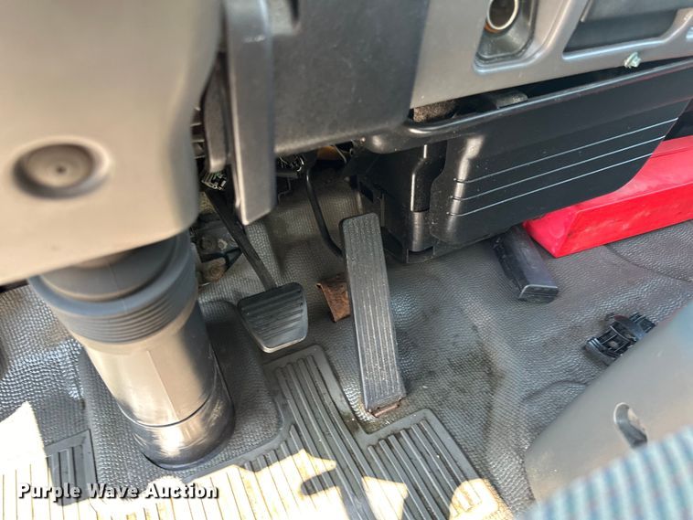 image for item LR9363 2004 Isuzu  NPR box truck