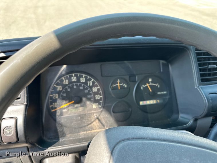 image for item LR9363 2004 Isuzu  NPR box truck