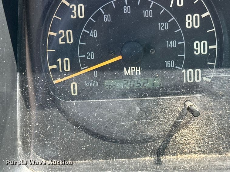 image for item LR9363 2004 Isuzu  NPR box truck