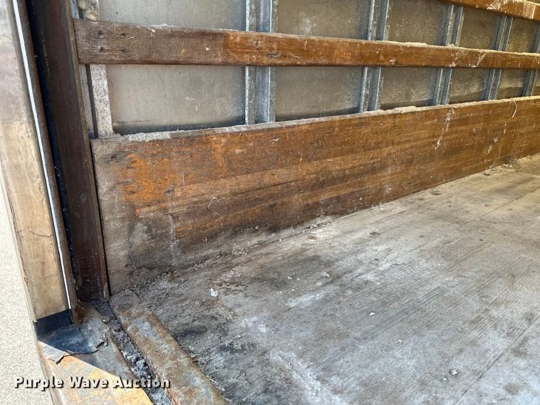 image for item LR9363 2004 Isuzu  NPR box truck