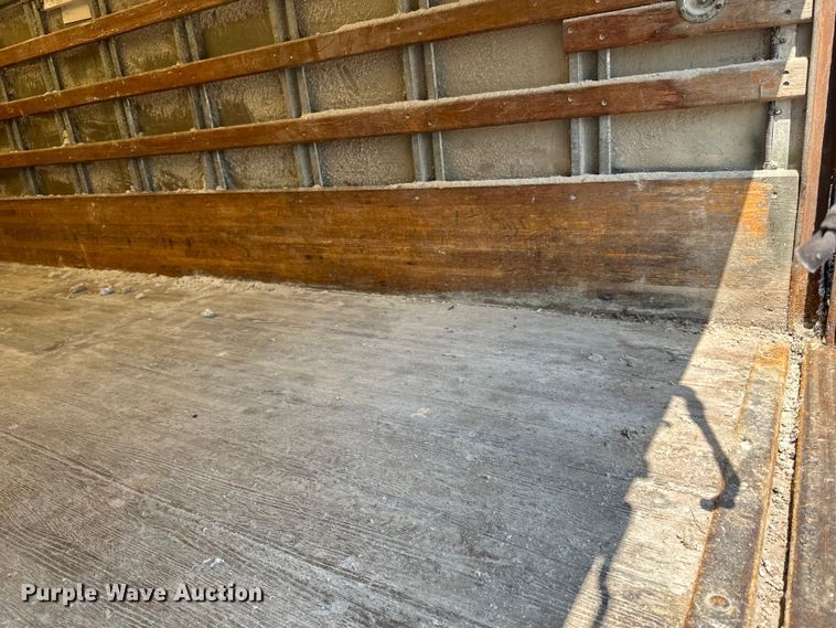 image for item LR9363 2004 Isuzu  NPR box truck