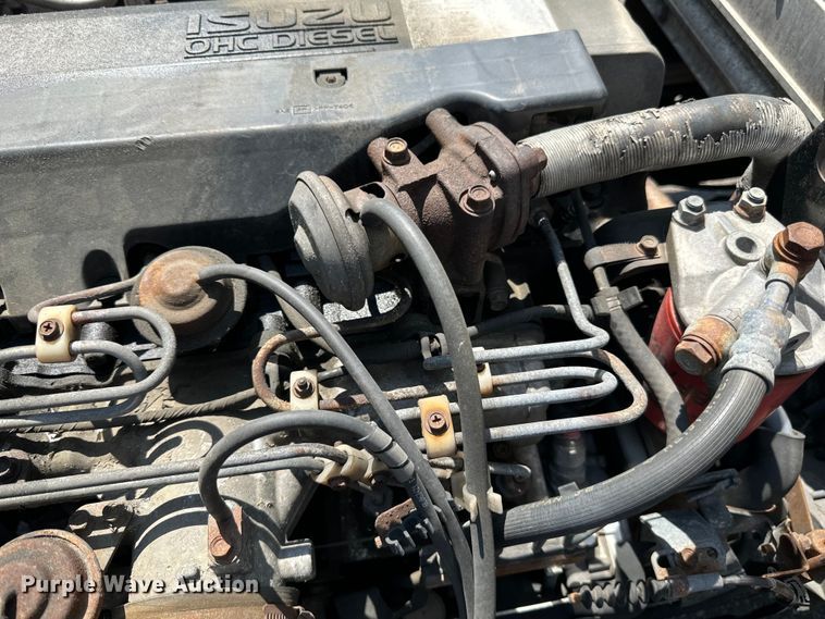 image for item LR9363 2004 Isuzu  NPR box truck