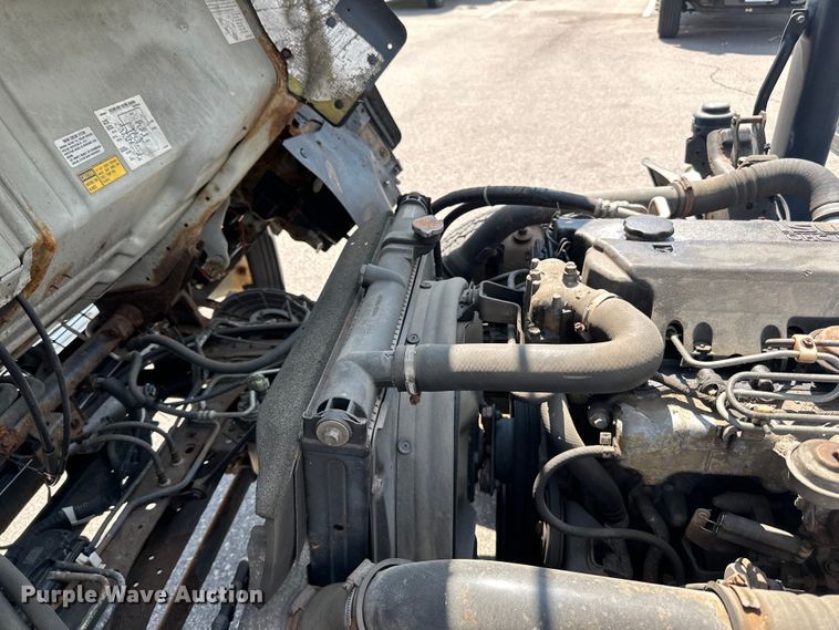 image for item LR9363 2004 Isuzu  NPR box truck