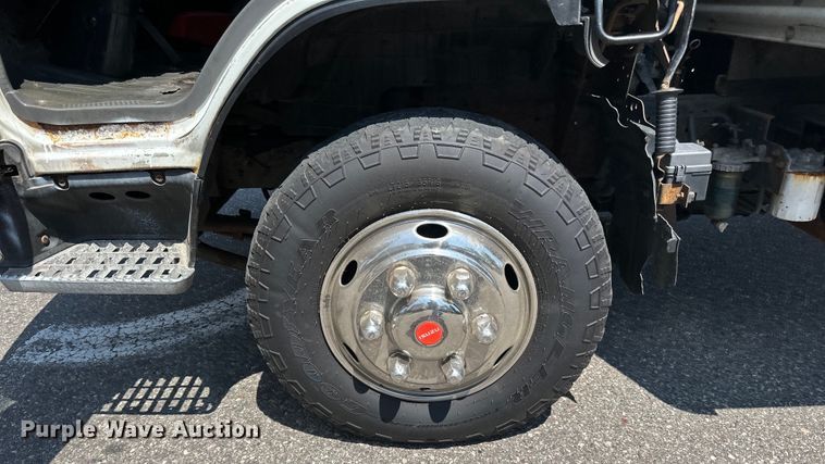 image for item LR9363 2004 Isuzu  NPR box truck