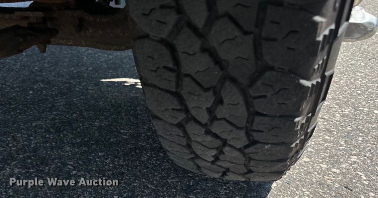 image for item LR9363 2004 Isuzu  NPR box truck