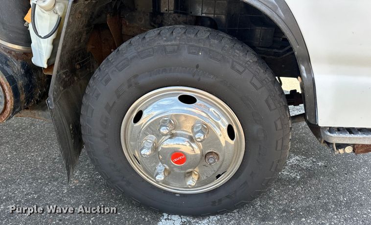 image for item LR9363 2004 Isuzu  NPR box truck