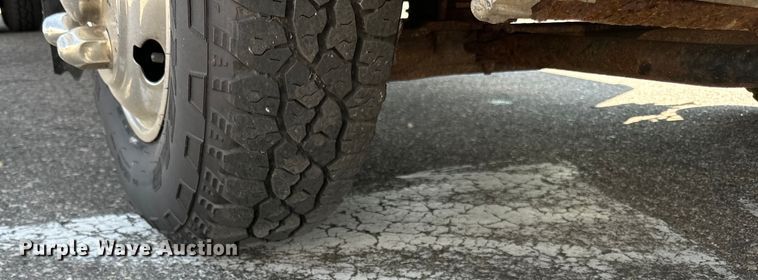 image for item LR9363 2004 Isuzu  NPR box truck