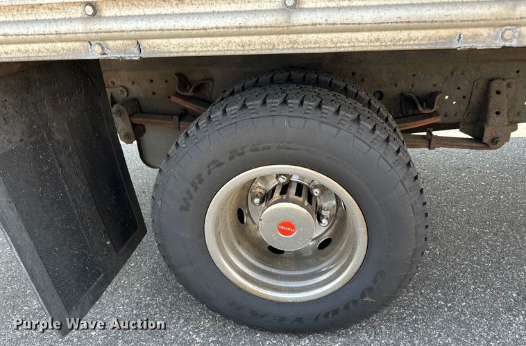 image for item LR9363 2004 Isuzu  NPR box truck